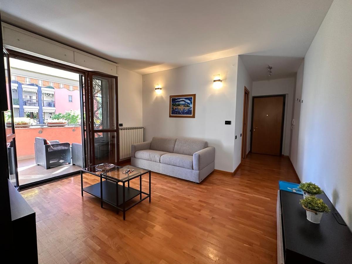 Bwr - Bilocale Con Terrazzo, Via Gonin * Milaan